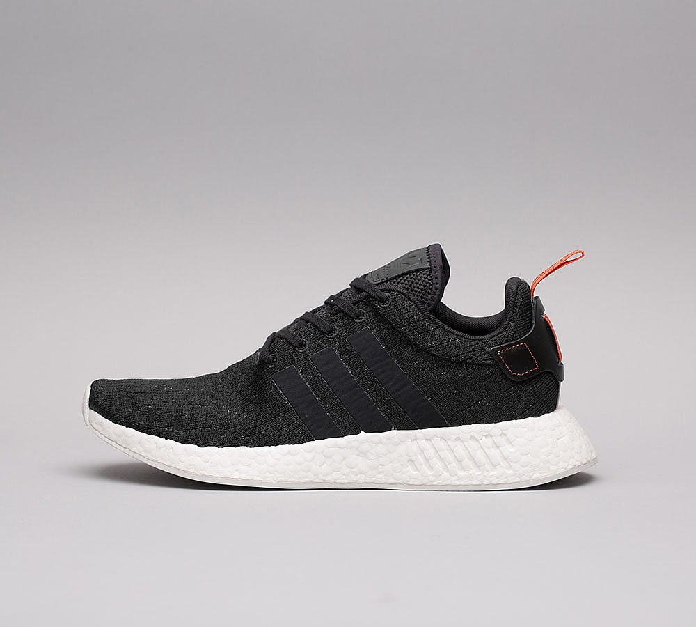 nmd r2 trainers